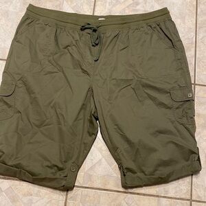 D womens Inly Necessities solid green cargo plus size shorts 34W